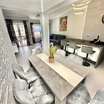 Luxury Renevapartment Island Village *